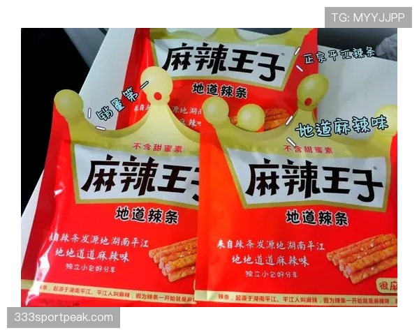 施洋站在豪车旁排队买小吃，那一刹那明星和普通人差的就一包辣条